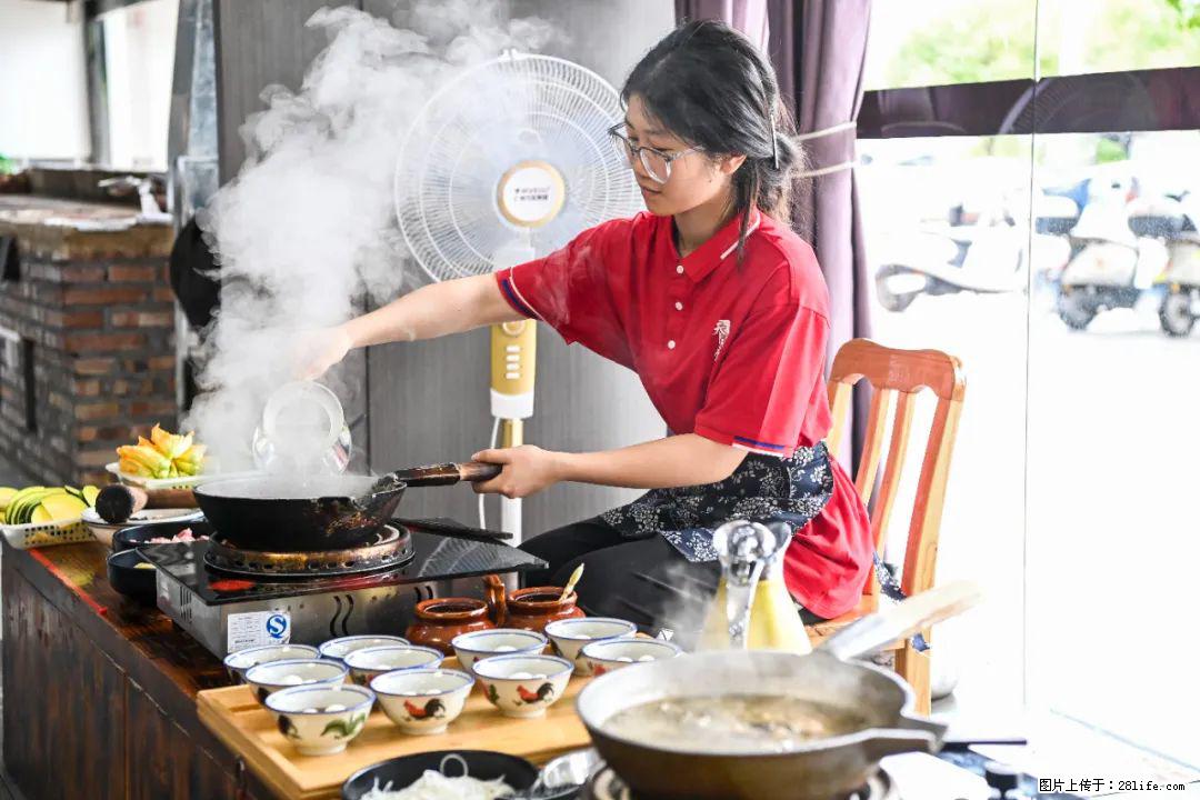 全网追的“扁担女孩”，找了一份暑假工，时薪12元 - 安阳生活资讯 - 安阳28生活网 ay.28life.net